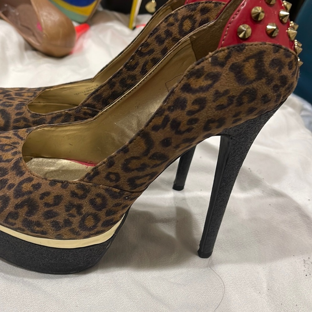 Elegant animal prints beautiful pump by guess